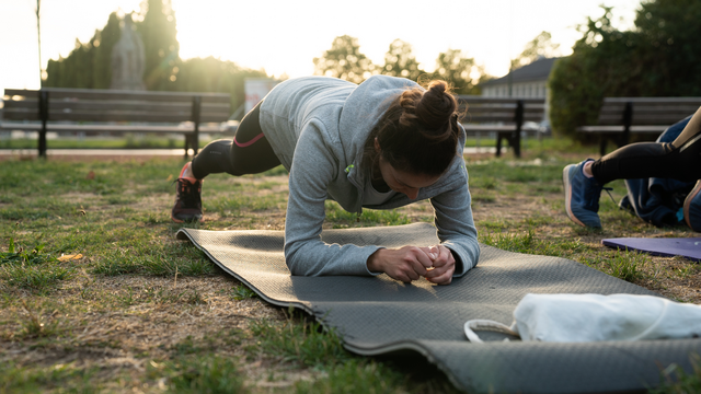 Frau macht eine Plank