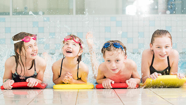 Kinder am Schwimmbeckenrand