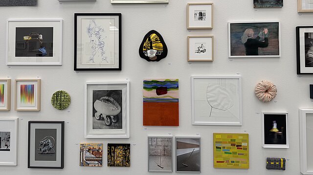 Viele Bilder an einer Wand