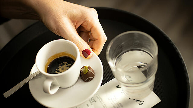 Frau mit Kaffeetasse Frau mit Kaffeetasse