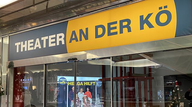 Eingang des Theaters mit geschlossenen Glastüren.