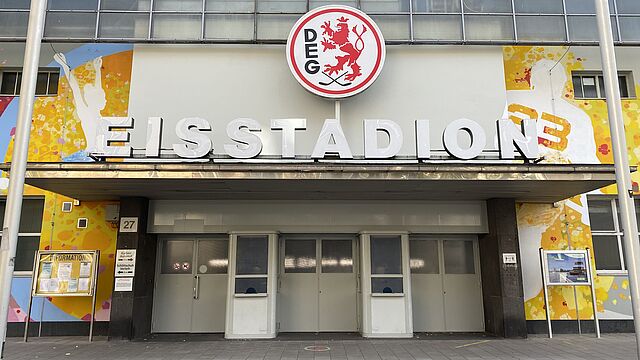 Eingang zum Eisstadion