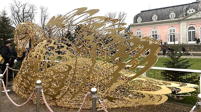 Ein beleuchteter Schwan vor dem Schloss