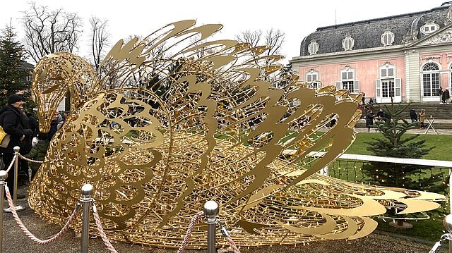 Eine leuchtende Schwanen-Figur