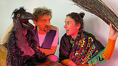 Schauspieler mit einer Handpuppe