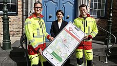 Menschen halten eine übergroße Handy-Atrappe