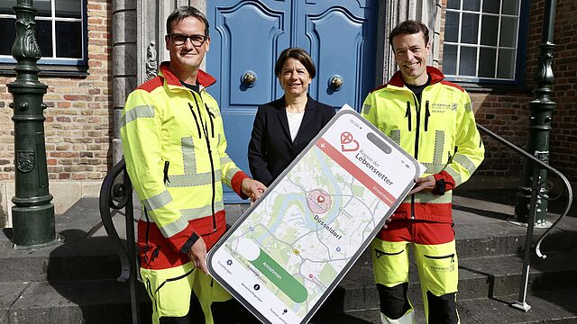 Menschen halten eine übergroße Handy-Atrappe