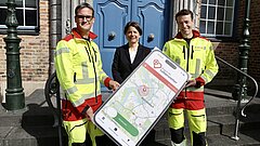 Menschen halten eine übergroße Handy-Atrappe