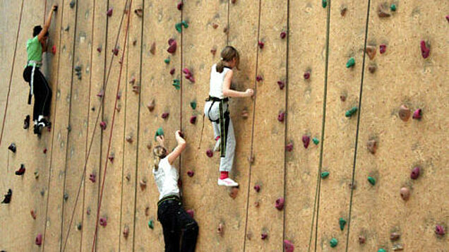 Kletterer an einer Kletterwand.