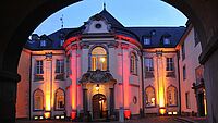 Das Schloss beleuchtet am Abend.