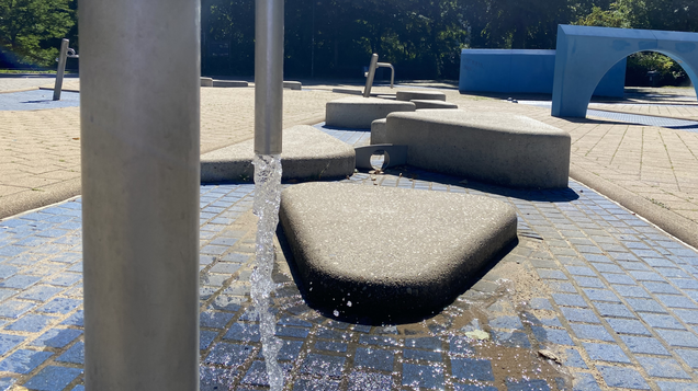 Wasser kommt aus der Wasserpumpe