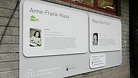 Die Gedenktafel am Anne-Frank-Haus.