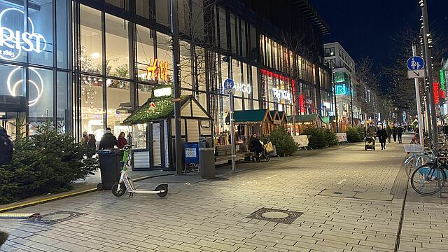 Die Schadowstraße während des Weihnachtsmarktes.