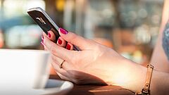 Hände halten ein Handy