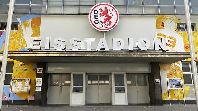 Der Eingang der Eishalle Brehmstraße mit DEG Logo.