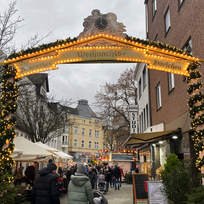 Eingang zum Benrather Weihnachtsdörfchen