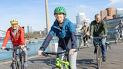 Menschen auf Fahrrädern