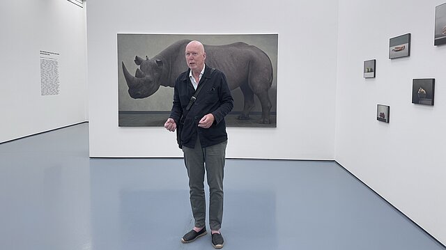 Der Künstler Bart Koning vor seinem Werk