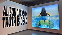 Der Eingang zur Ausstellung von Alison Jackson.