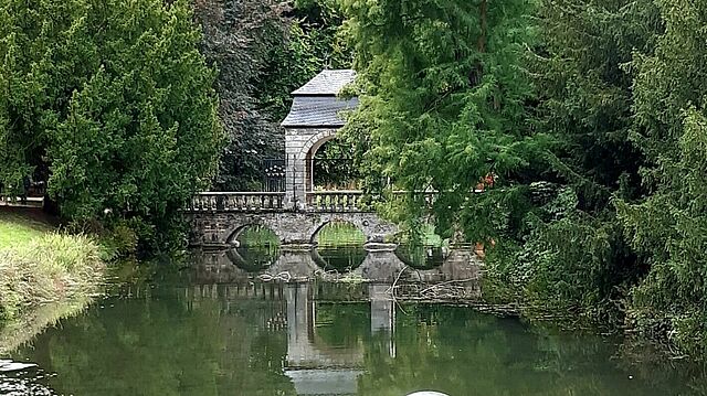 Der englische Landschaftsgarten in Schloss Dyck mit Brücke und Türmchen