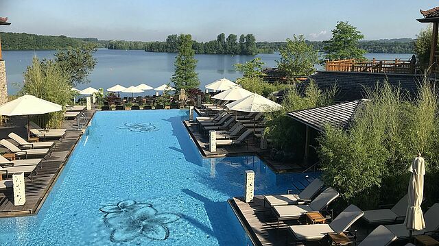 Außenpool mit Blick auf den Elbsee