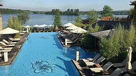 Der Außenpool vom Vabali Spa mit Blick auf den Elbsee.