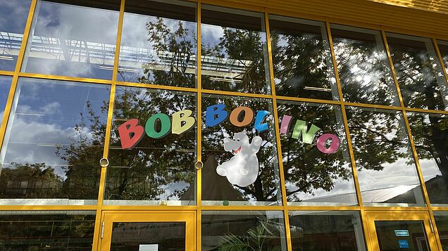 Das Bobbolino Logo draußen am Fenster
