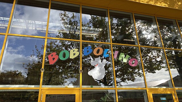 Das Logo von Bobbolino draußen am Fenster