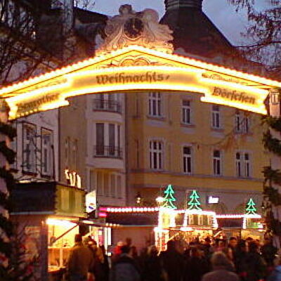 Eingang zum Benrather Weihnachtsmarkt.