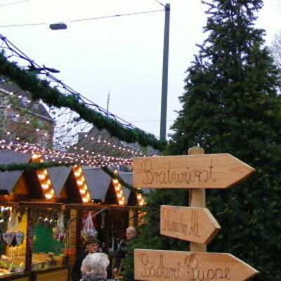 Weihnachtsmarkt mit Weihnachtsbaum davor.