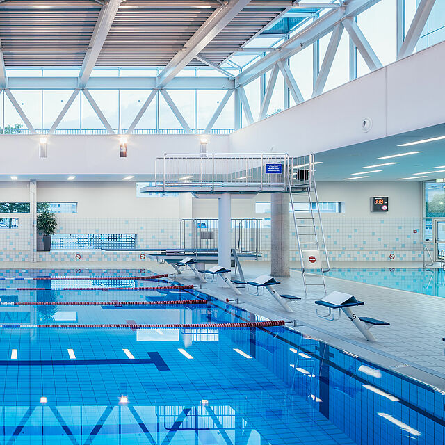 Ein Schwimmbecken