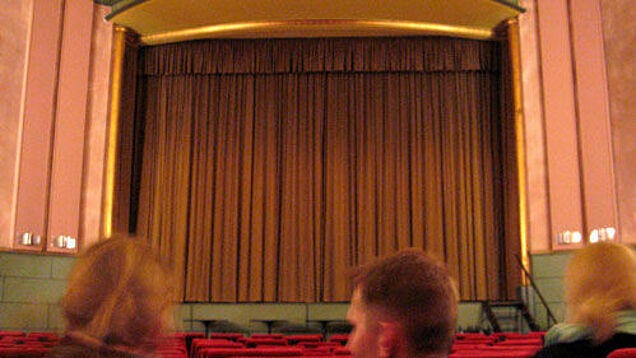 Menschen sitzen im Kinosaal.