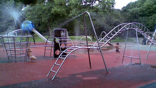 Die Wasseranlage auf dem Spielplatz