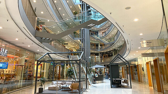 Das Stilwerk von innen mit Blick auf die Treppen.