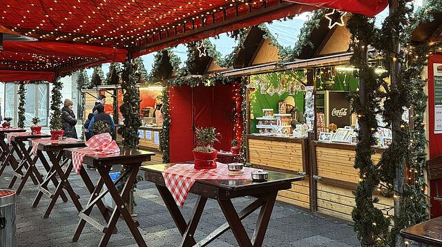 Überdachte Weihnachtsstände