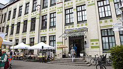Der Salzmannbau mit dem Vorplatz