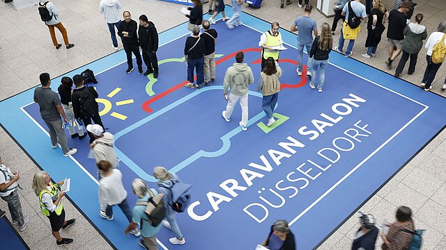 Menschen laufen über die Messe