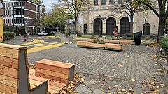 Neue Sitzbänke vor einer Kirche