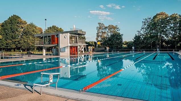 Ein Becken im Freibad Allwetterbad Flingern