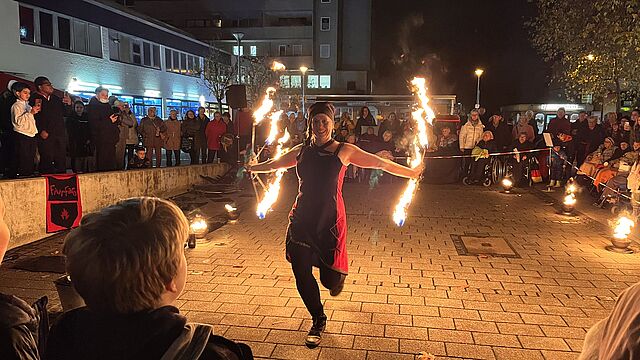 Frau zeigt eine Feuershow