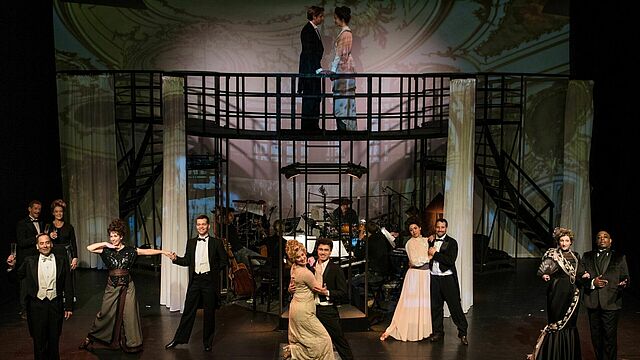 Das Musical-Ensemble bei einer Tanzszene auf der Bühne.