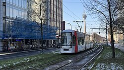 Bahn fährt durch Düsseldorf