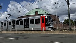 Bahn fährt über eine Brücke