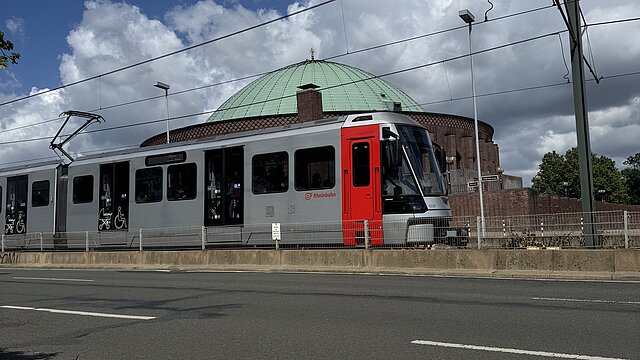 Straßenbahn mit Tonhalle im Hintergrund