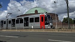 Straßenbahn mit Tonhalle im Hintergrund