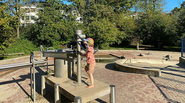 Kind an der Wassepumpe im Zoopark.