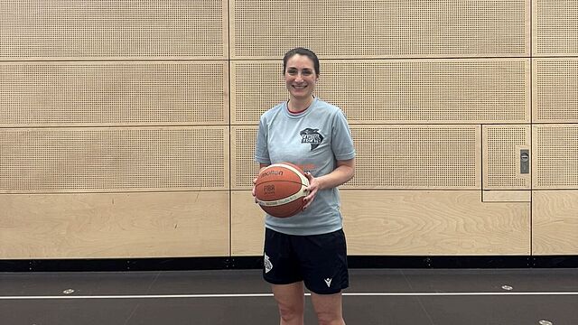 Die Trainerin mit einem Basketball