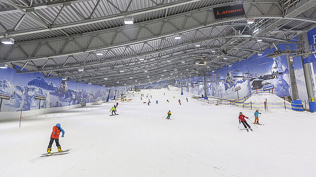Menschen auf der Piste in der Skihalle in Neuss