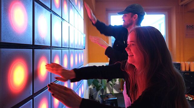 Menschen drücken Lichtknöpfe