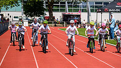 Kinder fahren Fahrrad